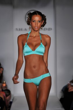 Miami - 16 Temmuz: model todd mayo koleksiyon ilkbahar, yaz 2012 mercedes-benz moda haftası 16 Temmuz 2011 tarihinde miami, yüzmek Shay'in pist yürür fl