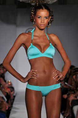 Miami - 16 Temmuz: model todd mayo koleksiyon ilkbahar, yaz 2012 mercedes-benz moda haftası 16 Temmuz 2011 tarihinde miami, yüzmek Shay'in pist yürür fl