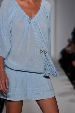 Miami - 16 Temmuz: model todd mayo koleksiyon ilkbahar, yaz 2012 mercedes-benz moda haftası 16 Temmuz 2011 tarihinde miami, yüzmek Shay'in pist yürür fl