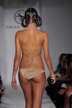 Miami - 16 Temmuz: model todd mayo koleksiyon ilkbahar, yaz 2012 mercedes-benz moda haftası 16 Temmuz 2011 tarihinde miami, yüzmek Shay'in pist yürür fl