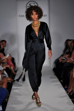 Miami - 16 Temmuz: model todd mayo koleksiyon ilkbahar, yaz 2012 mercedes-benz moda haftası 16 Temmuz 2011 tarihinde miami, yüzmek Shay'in pist yürür fl
