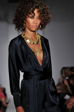 Miami - 16 Temmuz: model todd mayo koleksiyon ilkbahar, yaz 2012 mercedes-benz moda haftası 16 Temmuz 2011 tarihinde miami, yüzmek Shay'in pist yürür fl