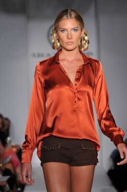 Miami - 16 Temmuz: model todd mayo koleksiyon ilkbahar, yaz 2012 mercedes-benz moda haftası 16 Temmuz 2011 tarihinde miami, yüzmek Shay'in pist yürür fl