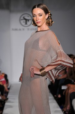 Miami - 16 Temmuz: model todd mayo koleksiyon ilkbahar, yaz 2012 mercedes-benz moda haftası 16 Temmuz 2011 tarihinde miami, yüzmek Shay'in pist yürür fl