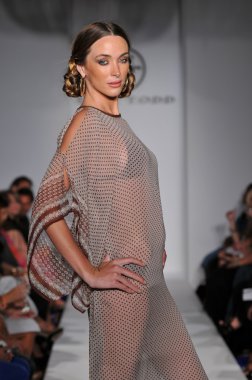 Miami - 16 Temmuz: model todd mayo koleksiyon ilkbahar, yaz 2012 mercedes-benz moda haftası 16 Temmuz 2011 tarihinde miami, yüzmek Shay'in pist yürür fl