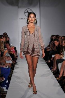 Miami - 16 Temmuz: model todd mayo koleksiyon ilkbahar, yaz 2012 mercedes-benz moda haftası 16 Temmuz 2011 tarihinde miami, yüzmek Shay'in pist yürür fl
