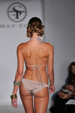 Miami - 16 Temmuz: model todd mayo koleksiyon ilkbahar, yaz 2012 mercedes-benz moda haftası 16 Temmuz 2011 tarihinde miami, yüzmek Shay'in pist yürür fl