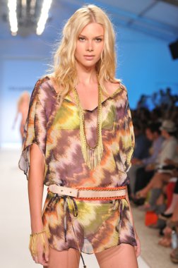 Miami - 17 Temmuz: CIA maritima koleksiyonu için ilkbahar, yaz 2012 mercedes-benz yüzmek moda haftası 17 Temmuz 2011 Miami, pist yürüyüş modeli fl