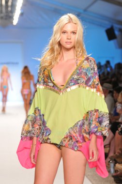 Miami - 17 Temmuz: CIA maritima koleksiyonu için ilkbahar, yaz 2012 mercedes-benz yüzmek moda haftası 17 Temmuz 2011 Miami, pist yürüyüş modeli fl
