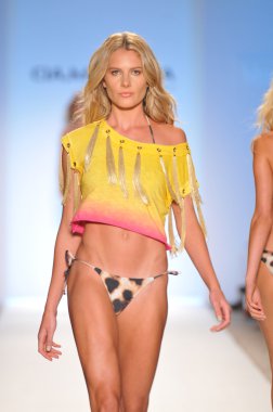 Miami - 17 Temmuz: CIA maritima koleksiyonu için ilkbahar, yaz 2012 mercedes-benz yüzmek moda haftası 17 Temmuz 2011 Miami, pist yürüyüş modeli fl
