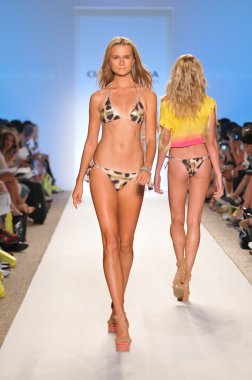 Miami - 17 Temmuz: CIA maritima koleksiyonu için ilkbahar, yaz 2012 mercedes-benz yüzmek moda haftası 17 Temmuz 2011 Miami, pist yürüyüş modeli fl