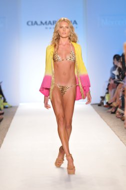 Miami - 17 Temmuz: CIA maritima koleksiyonu için ilkbahar, yaz 2012 mercedes-benz yüzmek moda haftası 17 Temmuz 2011 Miami, pist yürüyüş modeli fl