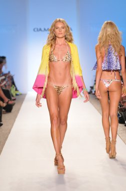 Miami - 17 Temmuz: CIA maritima koleksiyonu için ilkbahar, yaz 2012 mercedes-benz yüzmek moda haftası 17 Temmuz 2011 Miami, pist yürüyüş modeli fl