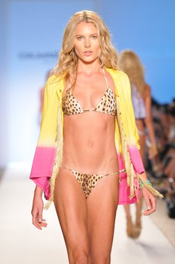 Miami - 17 Temmuz: CIA maritima koleksiyonu için ilkbahar, yaz 2012 mercedes-benz yüzmek moda haftası 17 Temmuz 2011 Miami, pist yürüyüş modeli fl