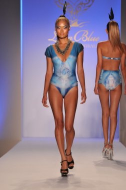 Miami - 17 Temmuz: lisa mavi koleksiyonu için ilkbahar, yaz 2012 mercedes-benz yüzmek moda haftası 17 Temmuz 2011 Miami, pist yürüyüş modeli fl