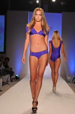 Miami - 17 Temmuz: lisa mavi koleksiyonu için ilkbahar, yaz 2012 mercedes-benz yüzmek moda haftası 17 Temmuz 2011 Miami, pist yürüyüş modeli fl