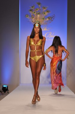 Miami - 17 Temmuz: lisa mavi koleksiyonu için ilkbahar, yaz 2012 mercedes-benz yüzmek moda haftası 17 Temmuz 2011 Miami, pist yürüyüş modeli fl