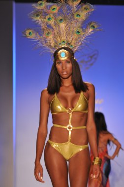 Miami - 17 Temmuz: lisa mavi koleksiyonu için ilkbahar, yaz 2012 mercedes-benz yüzmek moda haftası 17 Temmuz 2011 Miami, pist yürüyüş modeli fl