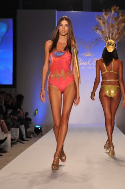 Miami - 17 Temmuz: lisa mavi koleksiyonu için ilkbahar, yaz 2012 mercedes-benz yüzmek moda haftası 17 Temmuz 2011 Miami, pist yürüyüş modeli fl