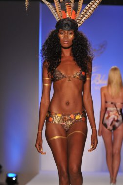 Miami - 17 Temmuz: lisa mavi koleksiyonu için ilkbahar, yaz 2012 mercedes-benz yüzmek moda haftası 17 Temmuz 2011 Miami, pist yürüyüş modeli fl