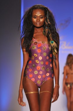 Miami - 17 Temmuz: lisa mavi koleksiyonu için ilkbahar, yaz 2012 mercedes-benz yüzmek moda haftası 17 Temmuz 2011 Miami, pist yürüyüş modeli fl