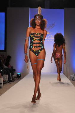 Miami - 17 Temmuz: lisa mavi koleksiyonu için ilkbahar, yaz 2012 mercedes-benz yüzmek moda haftası 17 Temmuz 2011 Miami, pist yürüyüş modeli fl