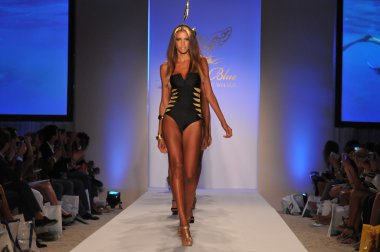 Miami - 17 Temmuz: lisa mavi koleksiyonu için ilkbahar, yaz 2012 mercedes-benz yüzmek moda haftası 17 Temmuz 2011 Miami, pist yürüyüş modeli fl