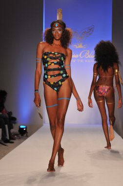 Miami - 17 Temmuz: lisa mavi koleksiyonu için ilkbahar, yaz 2012 mercedes-benz yüzmek moda haftası 17 Temmuz 2011 Miami, pist yürüyüş modeli fl