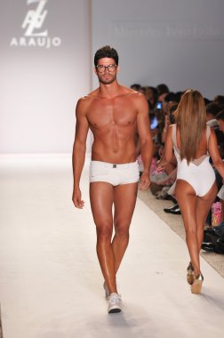 Miami - 18 Temmuz: pist a.z araujo koleksiyonu için ilkbahar yaz 2012 mercedes-benz yüzmek moda haftası 18 Temmuz 2011 Miami, Tarih boyunca yürüyüş modeli fl