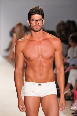 Miami - 18 Temmuz: pist a.z araujo koleksiyonu için ilkbahar yaz 2012 mercedes-benz yüzmek moda haftası 18 Temmuz 2011 Miami, Tarih boyunca yürüyüş modeli fl