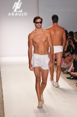 Miami - 18 Temmuz: pist a.z araujo koleksiyonu için ilkbahar yaz 2012 mercedes-benz yüzmek moda haftası 18 Temmuz 2011 Miami, Tarih boyunca yürüyüş modeli fl