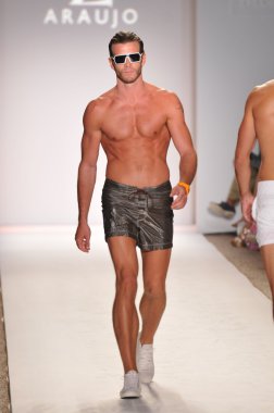Miami - 18 Temmuz: pist a.z araujo koleksiyonu için ilkbahar yaz 2012 mercedes-benz yüzmek moda haftası 18 Temmuz 2011 Miami, Tarih boyunca yürüyüş modeli fl