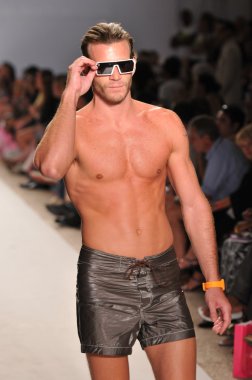 Miami - 18 Temmuz: pist a.z araujo koleksiyonu için ilkbahar yaz 2012 mercedes-benz yüzmek moda haftası 18 Temmuz 2011 Miami, Tarih boyunca yürüyüş modeli fl