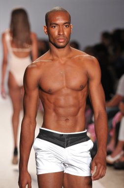 Miami - 18 Temmuz: pist a.z araujo koleksiyonu için ilkbahar yaz 2012 mercedes-benz yüzmek moda haftası 18 Temmuz 2011 Miami, Tarih boyunca yürüyüş modeli fl