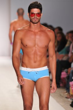 Miami - 18 Temmuz: pist a.z araujo koleksiyonu için ilkbahar yaz 2012 mercedes-benz yüzmek moda haftası 18 Temmuz 2011 Miami, Tarih boyunca yürüyüş modeli fl