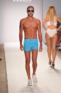 Miami - 18 Temmuz: pist a.z araujo koleksiyonu için ilkbahar yaz 2012 mercedes-benz yüzmek moda haftası 18 Temmuz 2011 Miami, Tarih boyunca yürüyüş modeli fl