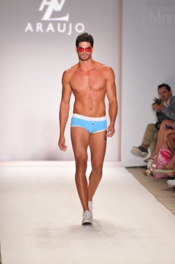 Miami - 18 Temmuz: pist a.z araujo koleksiyonu için ilkbahar yaz 2012 mercedes-benz yüzmek moda haftası 18 Temmuz 2011 Miami, Tarih boyunca yürüyüş modeli fl