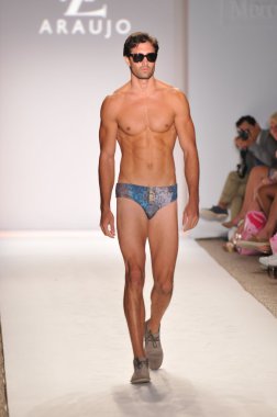 Miami - 18 Temmuz: pist a.z araujo koleksiyonu için ilkbahar yaz 2012 mercedes-benz yüzmek moda haftası 18 Temmuz 2011 Miami, Tarih boyunca yürüyüş modeli fl