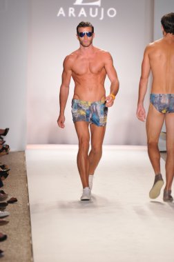 Miami - 18 Temmuz: pist a.z araujo koleksiyonu için ilkbahar yaz 2012 mercedes-benz yüzmek moda haftası 18 Temmuz 2011 Miami, Tarih boyunca yürüyüş modeli fl