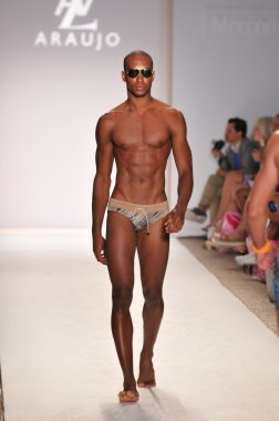Miami - 18 Temmuz: pist a.z araujo koleksiyonu için ilkbahar yaz 2012 mercedes-benz yüzmek moda haftası 18 Temmuz 2011 Miami, Tarih boyunca yürüyüş modeli fl