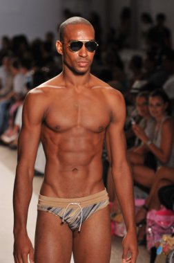 Miami - 18 Temmuz: pist a.z araujo koleksiyonu için ilkbahar yaz 2012 mercedes-benz yüzmek moda haftası 18 Temmuz 2011 Miami, Tarih boyunca yürüyüş modeli fl