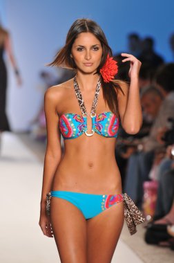Miami - 18 Temmuz: pist aguaclara koleksiyonu için ilkbahar yaz 2012 mercedes-benz yüzmek moda haftası 18 Temmuz 2011 Miami, Tarih boyunca yürüyüş modeli fl