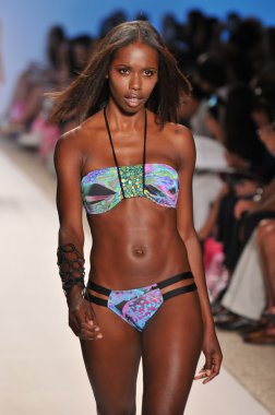Miami - 18 Temmuz: pist aguaclara koleksiyonu için ilkbahar yaz 2012 mercedes-benz yüzmek moda haftası 18 Temmuz 2011 Miami, Tarih boyunca yürüyüş modeli fl