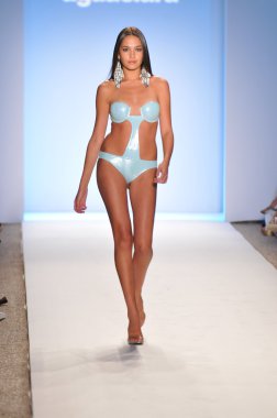 Miami - 18 Temmuz: pist aguaclara koleksiyonu için ilkbahar yaz 2012 mercedes-benz yüzmek moda haftası 18 Temmuz 2011 Miami, Tarih boyunca yürüyüş modeli fl
