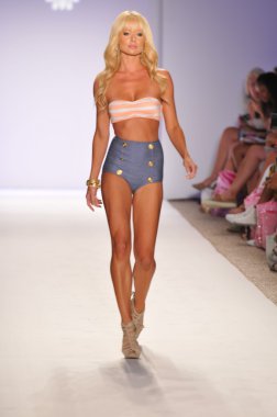 Miami - 18 Temmuz: pist yürüyüş modeli inanç koleksiyonu Bahar, yaz 2012 mercedes-benz yüzmek moda haftası 18 Temmuz 2011 Miami, fl