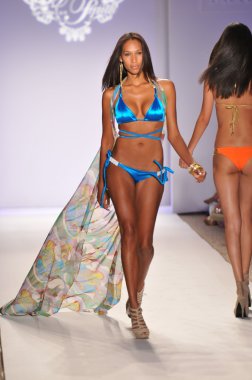 Miami - 18 Temmuz: pist yürüyüş modeli inanç koleksiyonu Bahar, yaz 2012 mercedes-benz yüzmek moda haftası 18 Temmuz 2011 Miami, fl