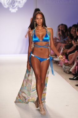 Miami - 18 Temmuz: pist yürüyüş modeli inanç koleksiyonu Bahar, yaz 2012 mercedes-benz yüzmek moda haftası 18 Temmuz 2011 Miami, fl