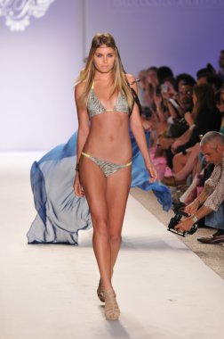 Miami - 18 Temmuz: pist yürüyüş modeli inanç koleksiyonu Bahar, yaz 2012 mercedes-benz yüzmek moda haftası 18 Temmuz 2011 Miami, fl