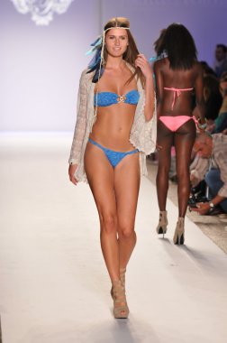 Miami - 18 Temmuz: pist yürüyüş modeli inanç koleksiyonu Bahar, yaz 2012 mercedes-benz yüzmek moda haftası 18 Temmuz 2011 Miami, fl