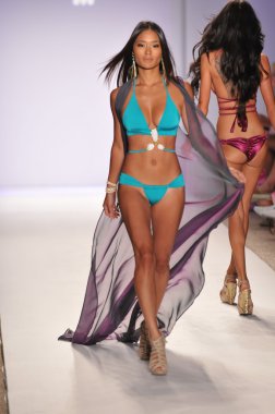 Miami - 18 Temmuz: pist yürüyüş modeli inanç koleksiyonu Bahar, yaz 2012 mercedes-benz yüzmek moda haftası 18 Temmuz 2011 Miami, fl
